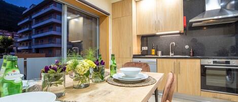 Kühlschrank, Mikrowelle, Ofen, Herdplatte