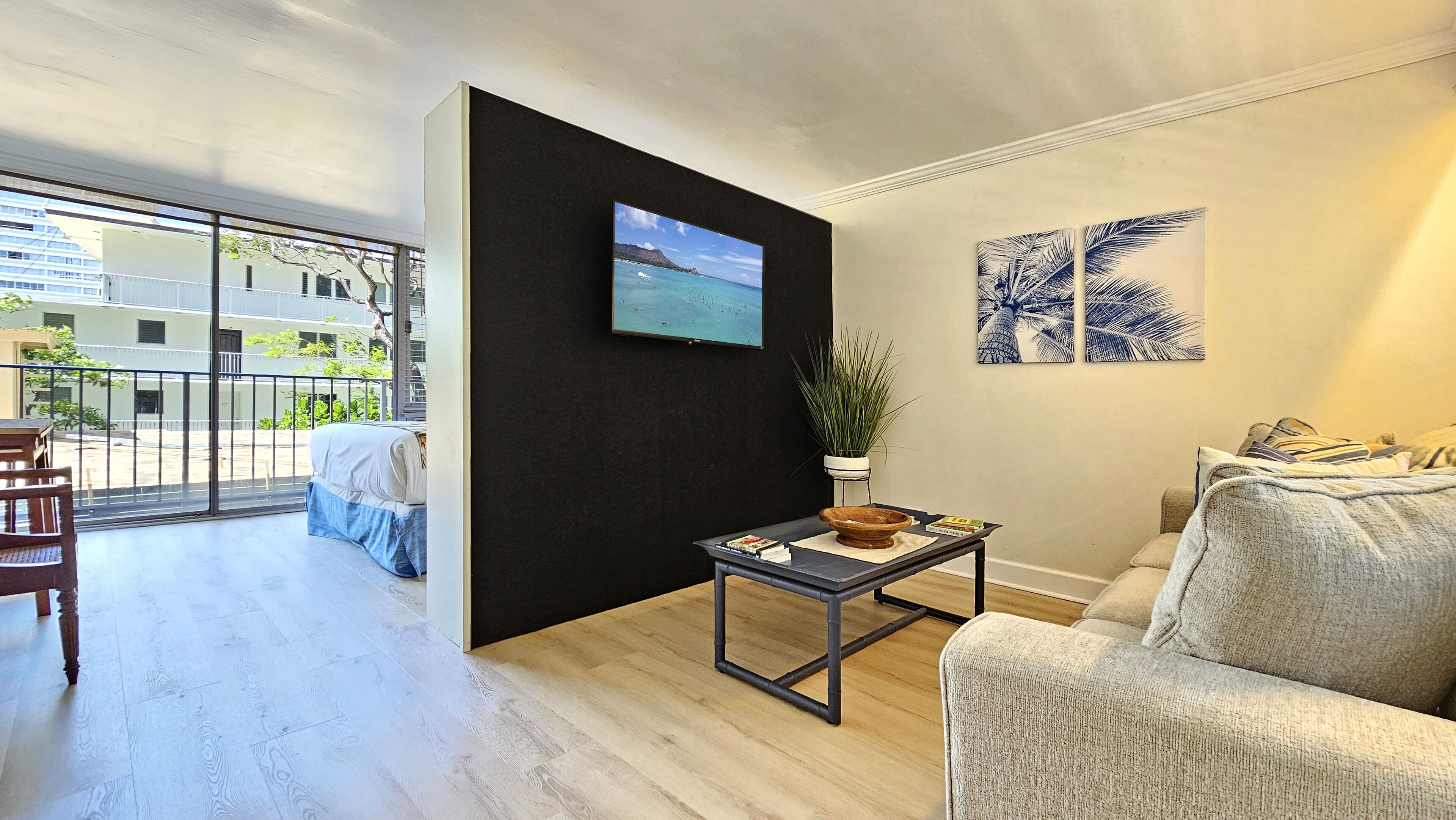 King Bed Diamond Head Beach Hotel Studio Apt.