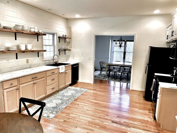 Mikrowelle, Ofen, Herdplatte, Geschirrspüler