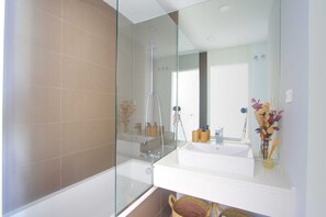 Badewanne, Haartrockner, Handtücher
