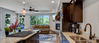 5 minute walk to downtown. Upscale alaskan decor.