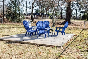 Outdoor dining - 3-BR Home 3 mins. to Airport & 11 mins. to Beach (Norfolk)