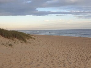 Sun-loungers - Luxurious brand new large family house w air con (Lakes Entrance)