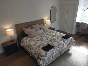 4 bedrooms, iron/ironing board, free WiFi - Luxurious brand new large family house w air con (Lakes Entrance)