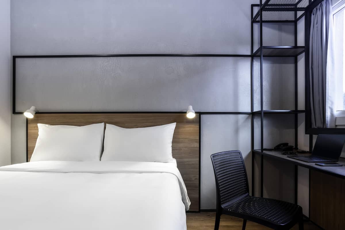 Standard Room, 1 Double Bed | Minibar, blackout curtains, soundproofing, free WiFi
