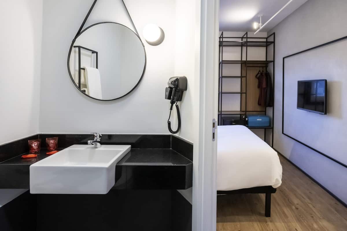 Standard Room, 1 Double Bed | Minibar, blackout drapes, soundproofing, free WiFi