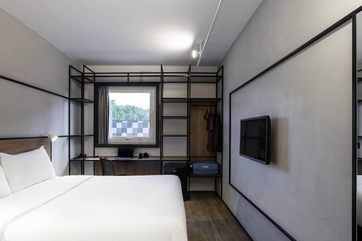 Standard Room, 1 Double Bed | Minibar, blackout drapes, soundproofing, WiFi (free)