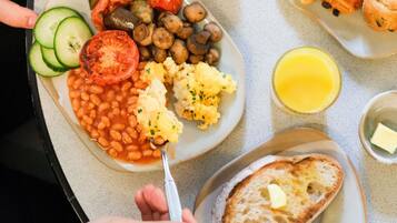 Tägliches Frühstücksbuffet gegen Gebühr