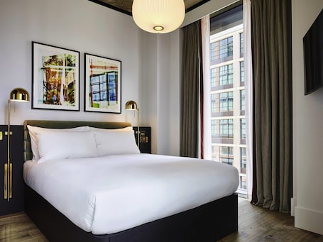 Premium bedding, in-room safe, desk, laptop workspace. Tribe London Canary Wharf