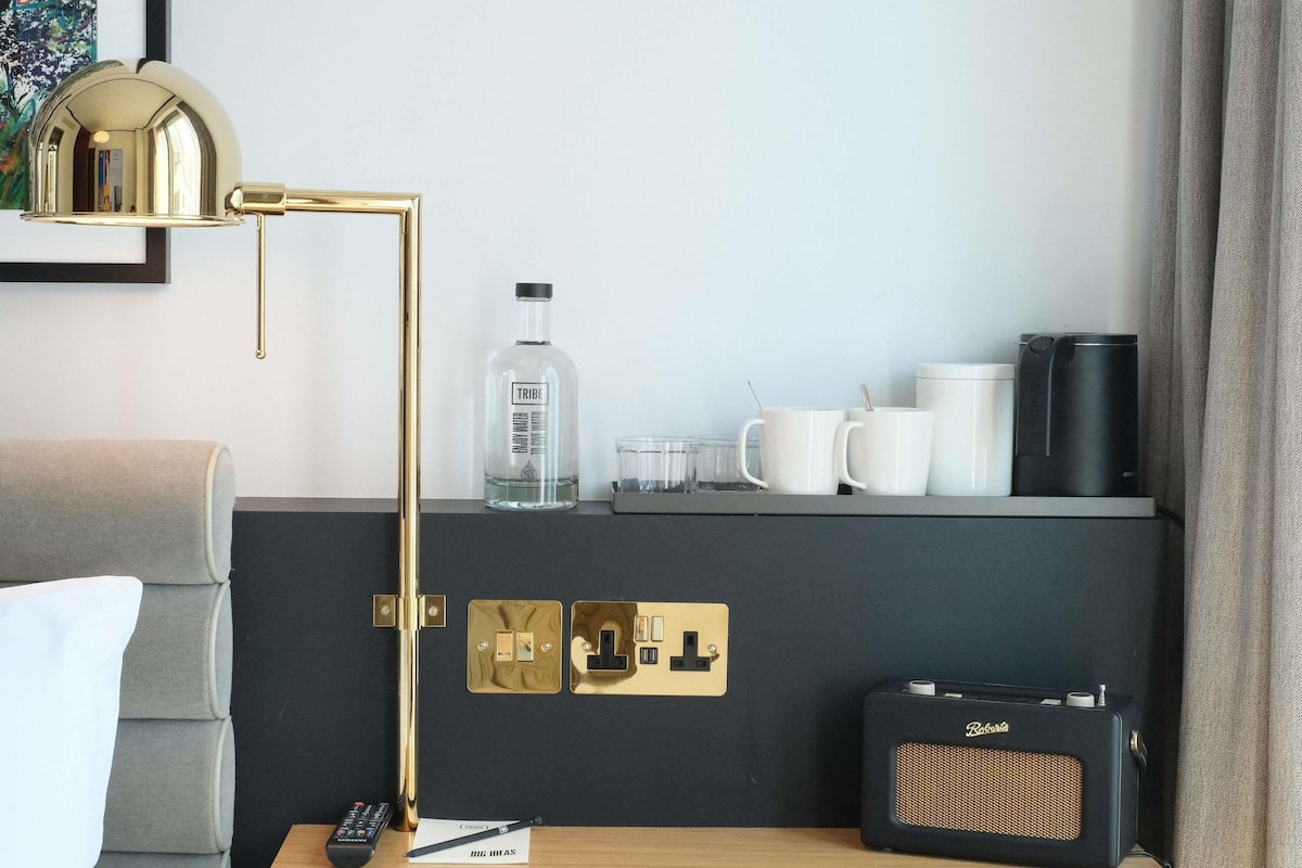 Quarto design (TRIBE Essential) | Roupas de cama premium, cofres nos quartos, escrivaninha