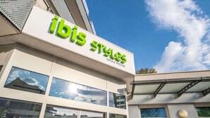 Un bâtiment portant une enseigne indiquant « ibis Styles » et « Graz Messe », ce qui permet de situer le lieu.