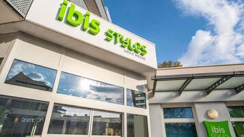 Un edificio con un cartel que dice 'ibis Styles' y 'Graz Messe', indicando una ubicación.