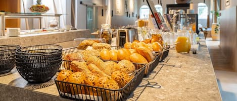 Frukostbuffé varje dag (EUR 18.50 per person)