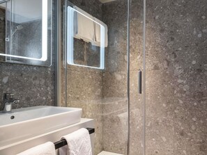 Articles de toilette écologiques, sèche-cheveux, serviettes fournies
