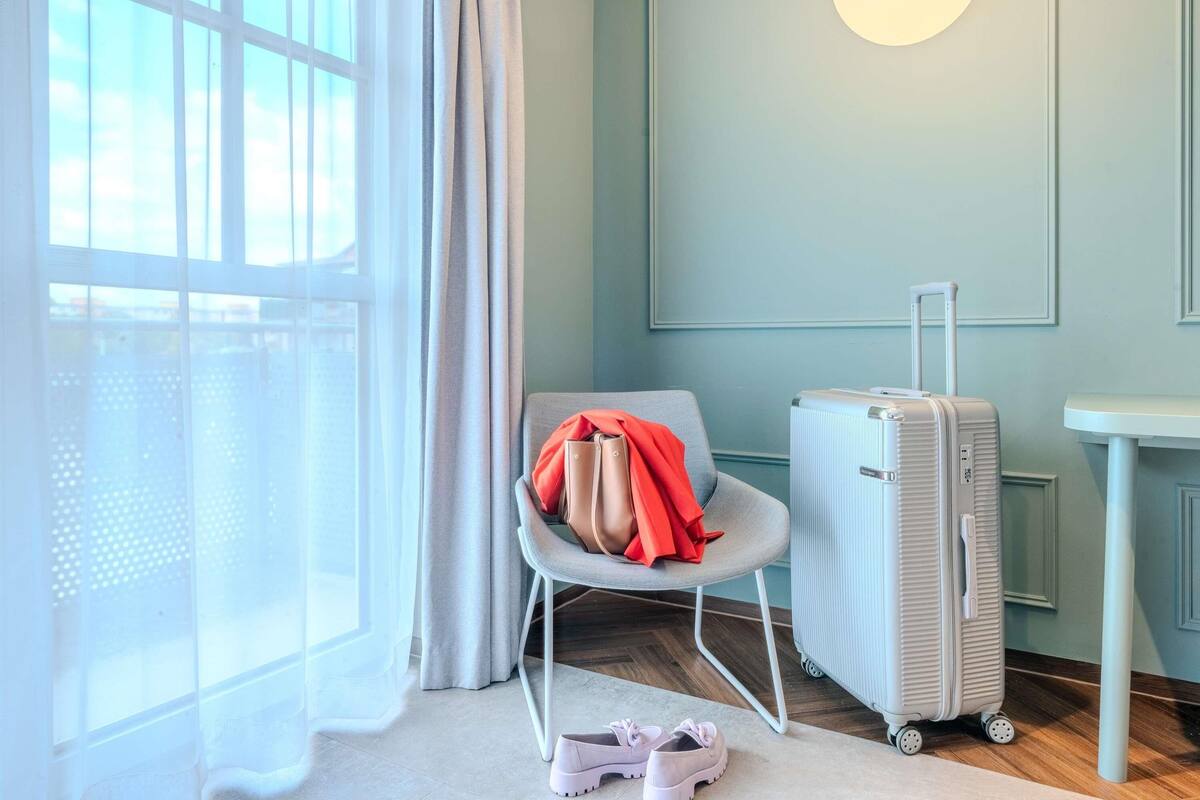 Desk, soundproofing, free WiFi