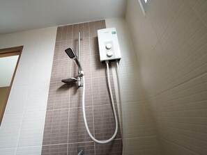 Chambre Confort | Salle de bain | Douche, douche à « effet pluie », serviettes fournies