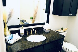 Combinazione doccia/vasca, asciugacapelli, asciugamani, sapone