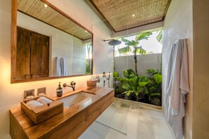 Familienvilla, 5 Schlafzimmer, eigener Pool | Badezimmer | Kostenlose Toilettenartikel, Handtücher, Seife, Shampoo