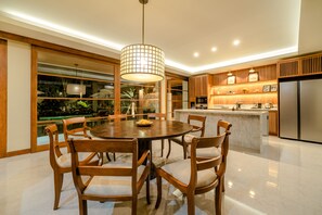 Familjevilla - 5 sovrum - privat pool | Matservice på rummet