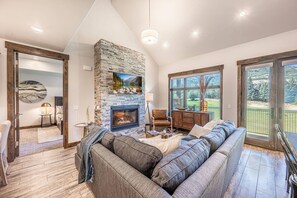 Smart TV, caminetto, lettore DVD