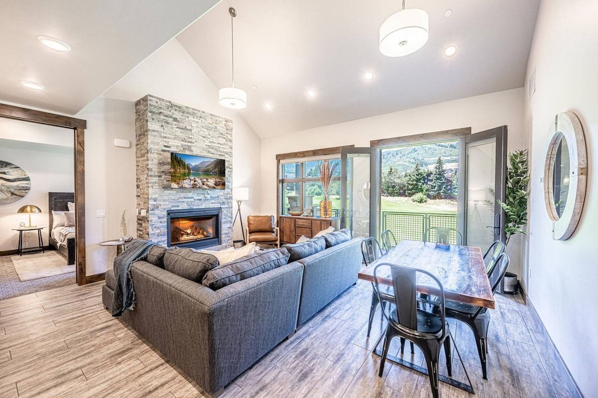 High End Furnishings, Panoramic Views, Hardwood Flooring, Vaulted Ceilings, Gas Fireplace, HDTV w Cable, L-Shaped Sofa, Leather Accent Chair, Hardwood