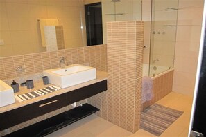 Duschwanne, Seife, Toilettenpapier
