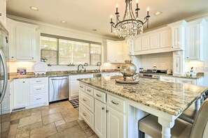 Fridge, microwave, stovetop, dishwasher - Luxurious Waterfront Home on Pickwick Lake! (Iuka)