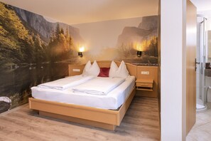 Comfort Double Room | Hypo-allergenic bedding, memory foam beds, minibar, desk - Boutiquehotel Acherl (Achenkirch)