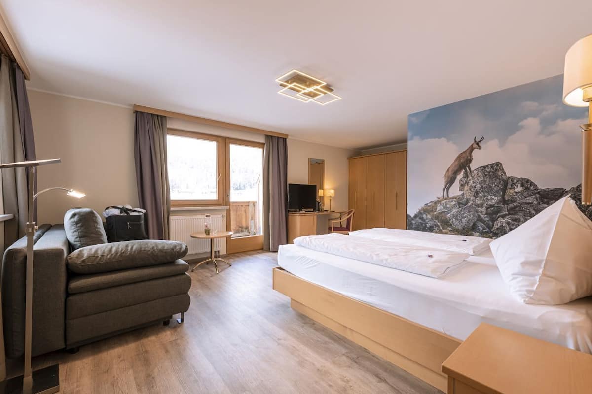 Kahden hengen junior-huone | Allergiatestatut vuodevaatteet, memory foam -patjalliset sängyt