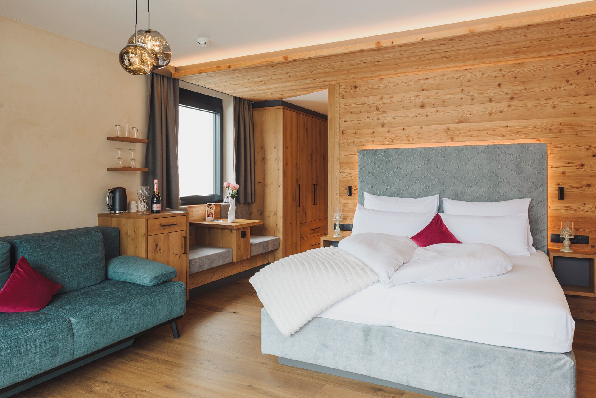 高級雙人房 | 低過敏寢具、記憶床墊、迷你吧、書桌