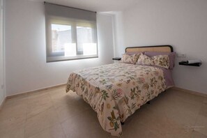 4 عدّة غرف نوم ومكواة/لوح كي وواي فاي مجانًا وملاءات أسرّة