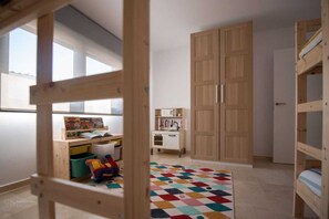 4 slaapkamers, een strijkplank/strijkijzer, gratis wifi, beddengoed