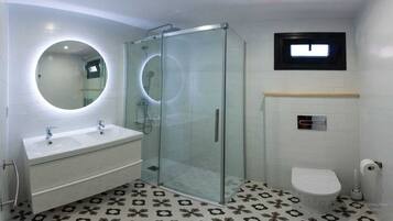 Douche, sĂšche-cheveux, serviettes fournies, savon