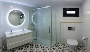 Doccia, asciugacapelli, asciugamani, sapone