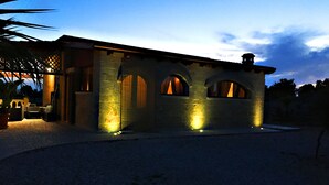 Un bâtiment doté d’une façade en pierre, de fenêtres en arc de cercle et d’une petite tour.