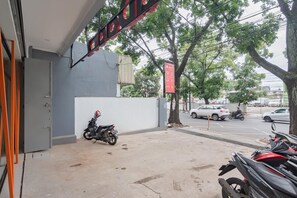 Property grounds - Reddoorz Plus @ Karapitan Street (Bandung)