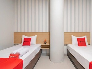 Room - Reddoorz Plus @ Karapitan Street (Bandung)