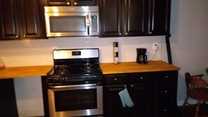 A kitchen with a stove, oven, microwave, and cabinets. - Luxury Cherry Blossom Suite 15 min from Downtown (Washington)