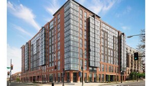 A multi-story apartment building with a modern design, featuring large windows and a brick facade. - Luxury Cherry Blossom Suite 15 min from Downtown (Washington)
