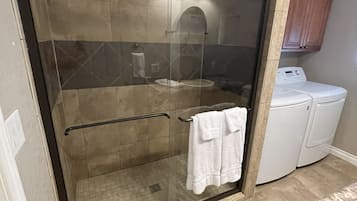 Een douche, een haardroger, handdoeken, toiletpapier