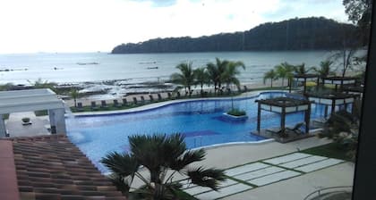 2 chambres, 2 salles de bain, avec vue impressionnante sur la plage et la mer