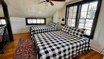 2 quartos, ferros/tábuas de passar roupa, berço de viagem