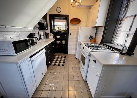 冷蔵庫、電子レンジ、オーブン、コンロ. Historical cottage located in the heart of downtown (pet friendly)