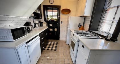 Historical cottage located in the heart of downtown (pet friendly)
