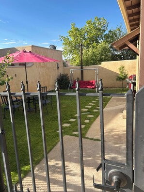 Outdoor dining - Historical cottage located in the heart of downtown (pet friendly) (Silver City)
