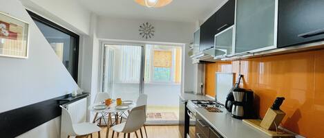 Ruokailupöytä, keittiösaareke