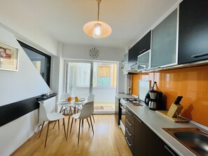 Een eettafel, een keukeneiland