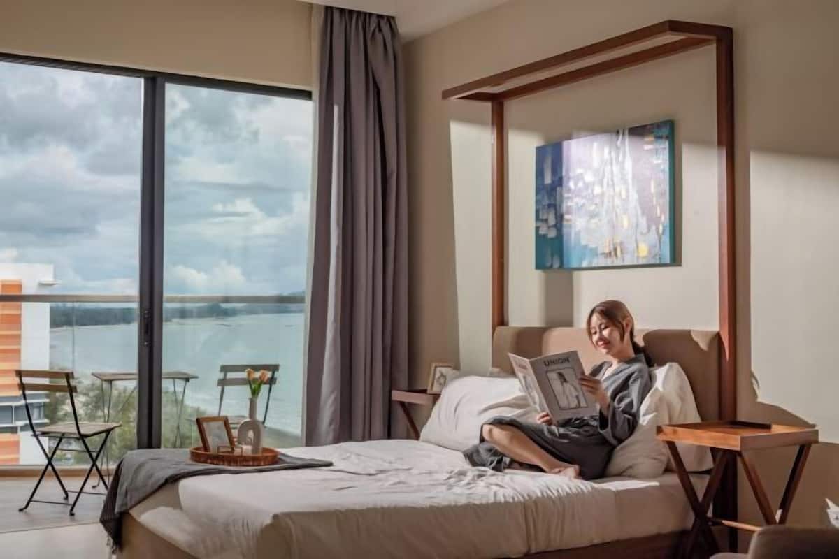 Down duvets, in-room safe, blackout curtains, soundproofing