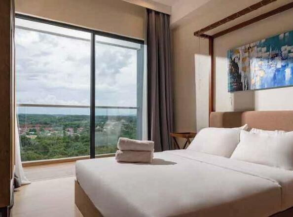 Down comforters, in-room safe, blackout drapes, soundproofing