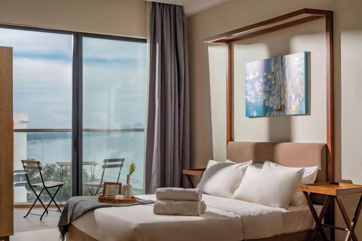 Edredons de pluma, cofres nos quartos, cortinas blackout